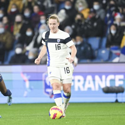 Ouleymata Sarr och Anna Westerlund i landskampen mellan Frankrike och Finland.