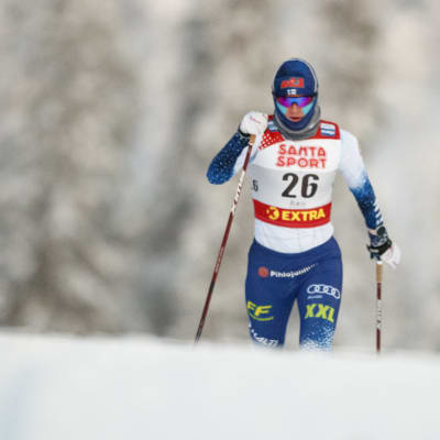 Johanna Matintalo hiihtää Rukalla.