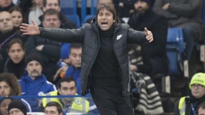 Antonio Conte gestikulerar.