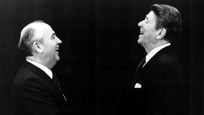 Mihail Gorbatsov och Ronald Reagan skrattar och skakar hand i profil på åttiotalet.