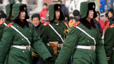 Kinesiska soldater marscherar i Peking
