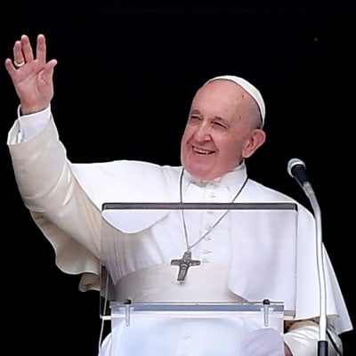 Påven Franciskus vinkar till publiken på Petersplatsen
