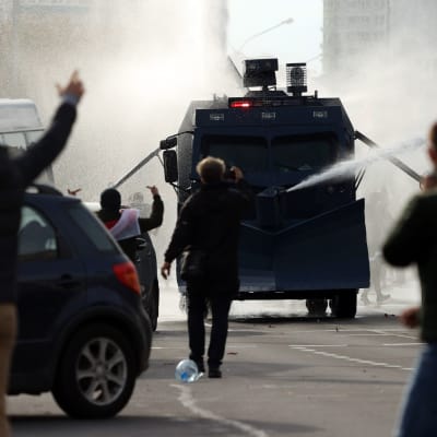 Polisen använde vattenkanoner mot demonstranter i Minsk 4.10.2020