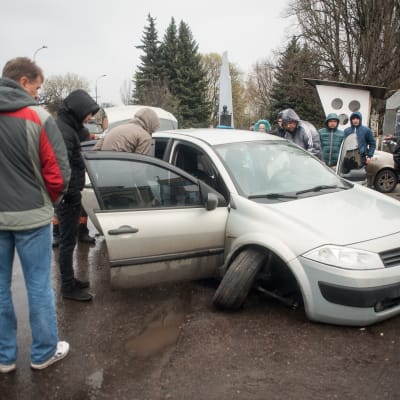 Bil som besköts i centrum av Slavjansk. Två personer dödades.