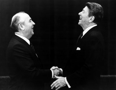 Mihail Gorbatšov  kättelee Ronald Reaganin kanssa.