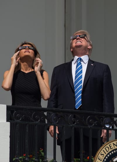 USA:s president Donald Trump och hustrun Melania Trump tittar på solförmördelsen den 21 augusti 2017.