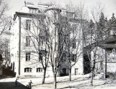 Svartvit bild på jugendhus vid Vårdbergsparken. Jugendhuset revs på 1970-talet. 