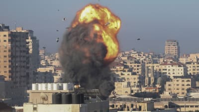 Här bombas en av byggnaderna i centrala Gaza City, som uppges ha koppling till Hamas-rörelsen. Bilden är tagen på lördagen. 