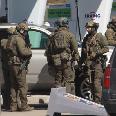 Medlemmar ur den kanadensiska polisens specialstyrka vid en bensinstation norr om Halifax, efter att gärningsmannen dödats där. 
