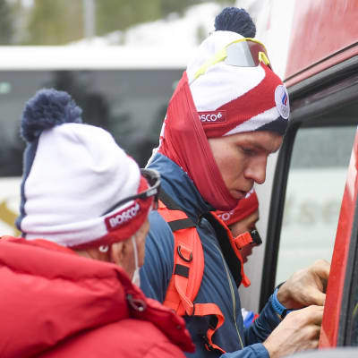 Alexander Bolsjunov går in i en bil.