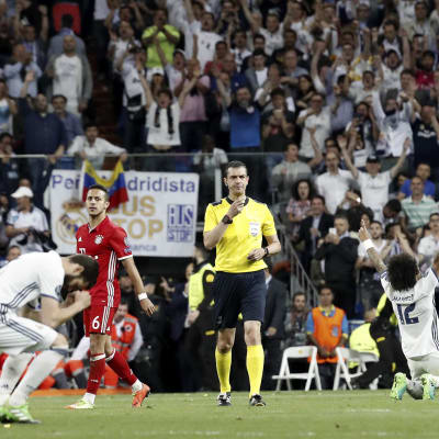 Viktor Kassai i mitten blåser av matchen, Real Madrid-spelare jublar och Bayern Münchens spelare surar.