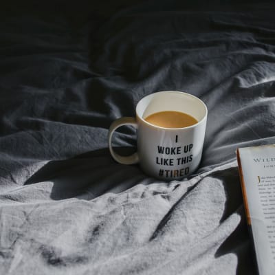 Kaffe och bok i en säng.