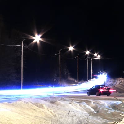 vägbelysning vid landsväg på vintern