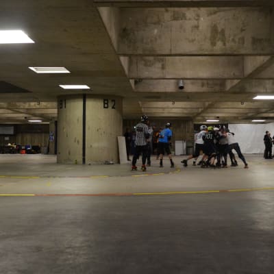 En bunker där rollerderby spelas