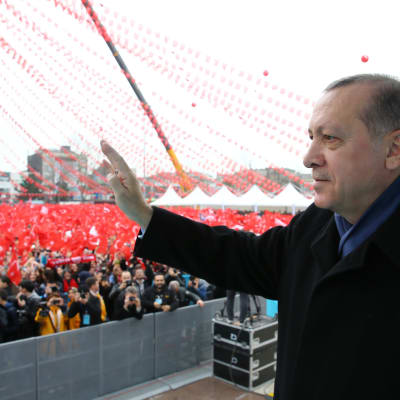 Turkiets president Recep Tayyip Erdoğan har anklagat både Tyskland och Nederländerna för nazifasoner då de förbjöd turkiska valmöten inför den omstridda folkomröstningen nästa månad