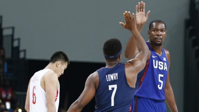 Kevin Durant och Kyle Lowry ger varandra en high-five under matchen mot Kina.
