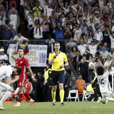 Viktor Kassai i mitten blåser av matchen, Real Madrid-spelare jublar och Bayern Münchens spelare surar.