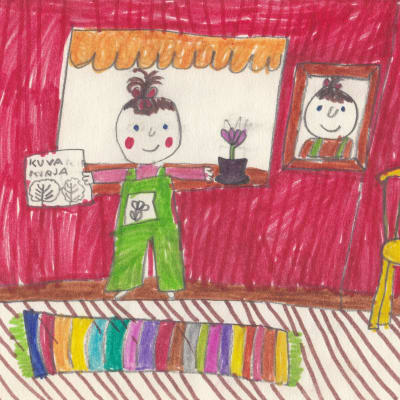 Lasten piirustus hymyilevästä tytöstä. Hänellä on kädessään kuvakirja, lattialla on värikäs matto, ikkunalla kukka ja seinällä muotokuva.