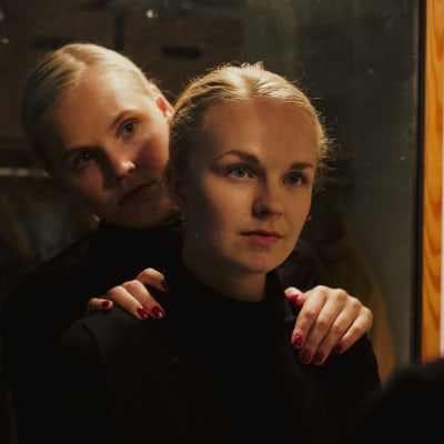 Lyhytelokuvan näyttelijät Maaria Nuoranne ja Ella Lymi