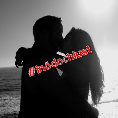 Kyssande par på strand med #inödochlust-stämpel