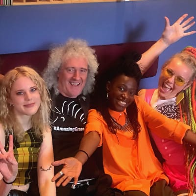 Bandet Kings Daughters i soffa med Brian May från Queen.