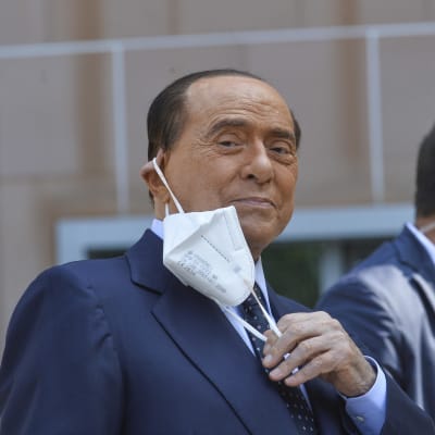 Silvio Berlusconi päästessään kotiin San Raffaelen sairaalasta Milanossa 14. syyskuuta.