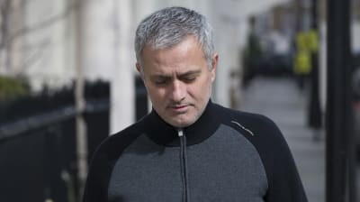 José Mourinho går arbetslös efter sparken från Chelsea.