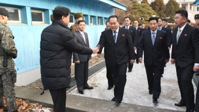 Den nordkoreanska delegationen med Ri Son-Gwon i spetsen anländer till mötet om vinter-OS med Sydkorea.