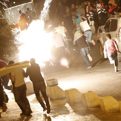 Israeliska säkerhetsstyrkor använde distraktionsgranater för att skingra palestinska demonstranter utanför Lejonporten nära Tempelberget natten till tisdagen. 