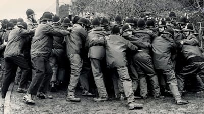 Polisen drabbar samman med strejkande gruvarbetare i Warwickshire i Storbritannien 1984.