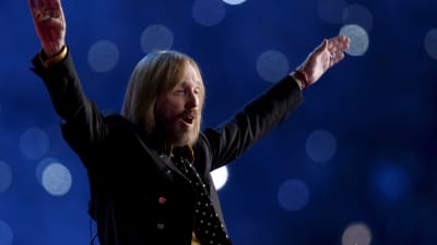 Tom Petty sträcker ut armarna. 