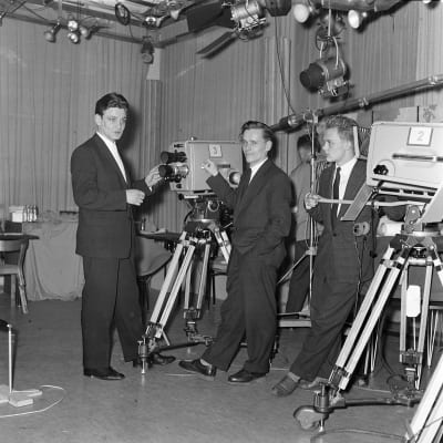 Kolme miestä ja kameroita 1950-luvun lopun studiossa