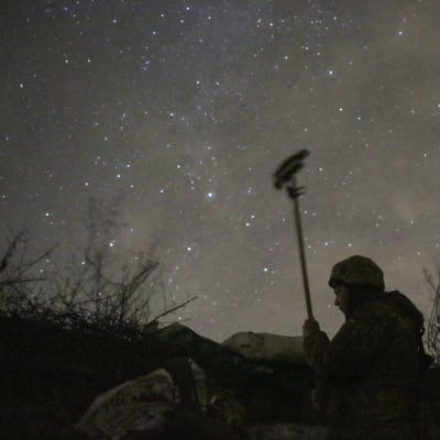 Ukrainalaissotilas tarkkaili tilannetta asemistaan Donetskissa joulukuun alussa.