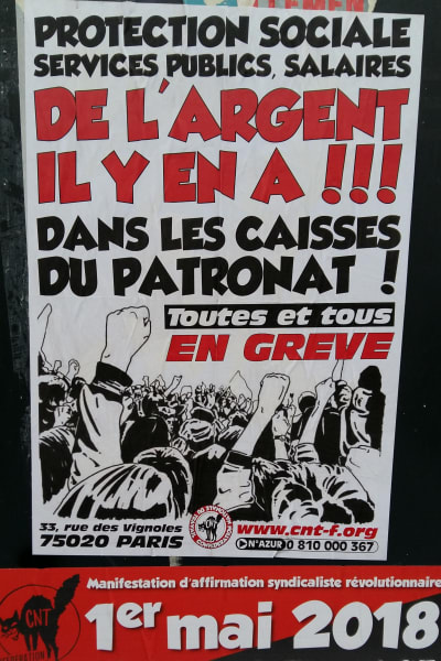 Affischer med uppmaningar att demonstrera den 1 maj är många på Paris boulevarder.