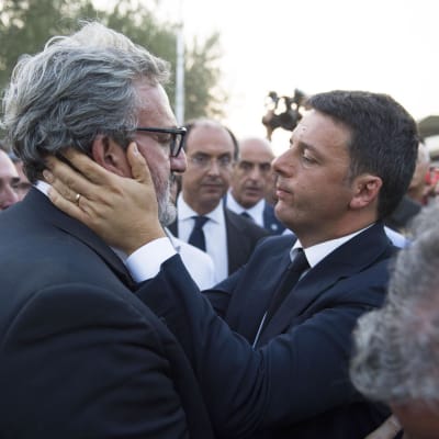 Matteo Renzi tröstar Apulias guvernör Michele Emiliano efter dödlig tågolcyka.