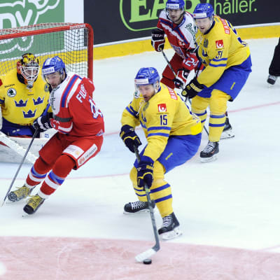 Svenska spelare framför egna målet i en match mot Tjeckien