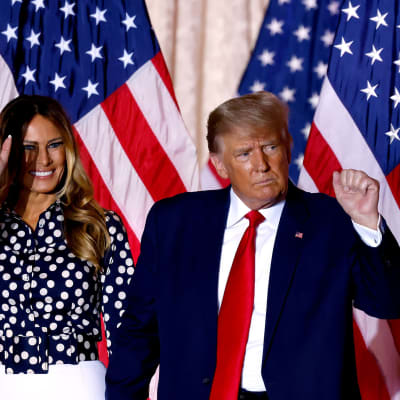 Yhdysvaltain entinen presidentti Donald Trump ja puoliso Melania Trump saapuvat yhdessä lehdistötilaisuuteen.
