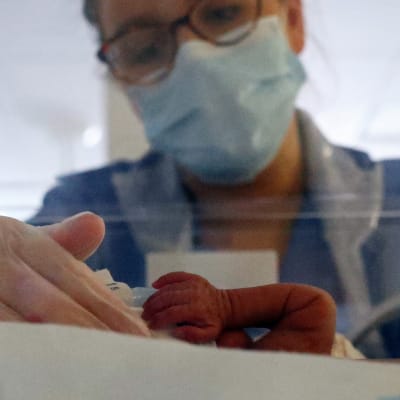 Barn födda före den 28 graviditetsveckan räknas som extremt tidigt födda. Den här prematuren vårdades vid ett sjukhus i Lancashire i mitten av maj i år. 
