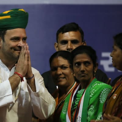 Rahul Gandhi bar en traditionell vit kurta då han utsågs till Kongresspartiets ledare  