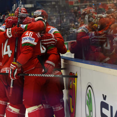Vitryska spelare omfamnar varandra efter en seger över Slovenien i VM 2015.
