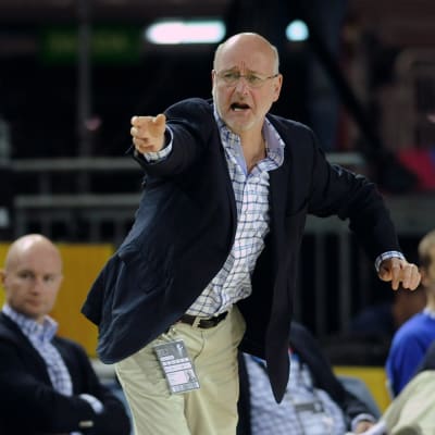 Henrik Dettmann fortsätter att lotsa Finlands basketlandslag.