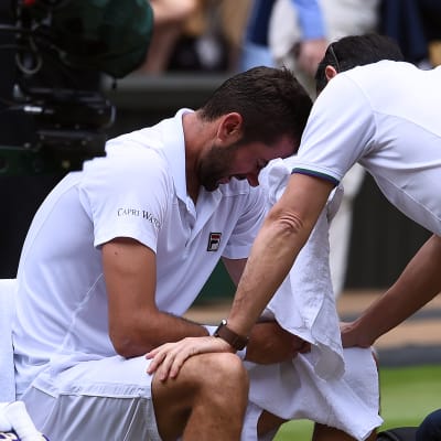 En förtvivlad Marin Cilic talar med läkaren under Wimbledonfinalen.