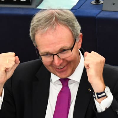 Axel Voss i Europaparlamentet efter att parlamentets röstat för en reform av reglerna om upphovsrätt.