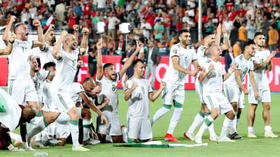 Algeriets herrlandslag i fotboll firar.