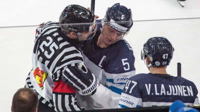 I matchen mot Schweiz hade Lasse Kukkonen en pratstund med domaren.