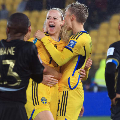 Amanda Ilestedt firar mål med Lina Hurtig.