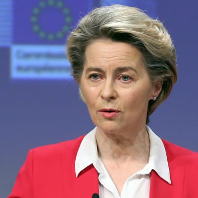 EU-kommissionens ordförande Ursula von der Leyen gestikulerar med händer under en presskonferens