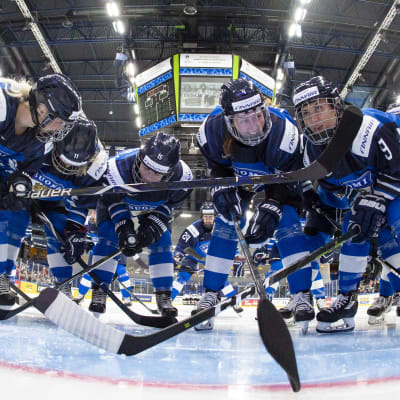 Finlands damlandslag samlat framför målburen.