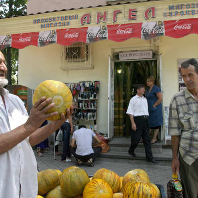 Parrakas mies myi meloneja Tadžikistanin pääkaupungissa Dušanbessa elokuussa 2012.