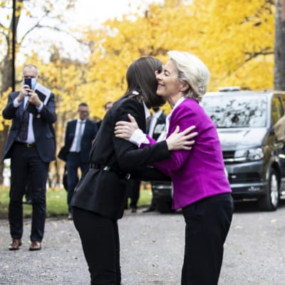 Ursula von der Leyen möter statsminister Sanna Marin i utanför Villa Bjälbo.